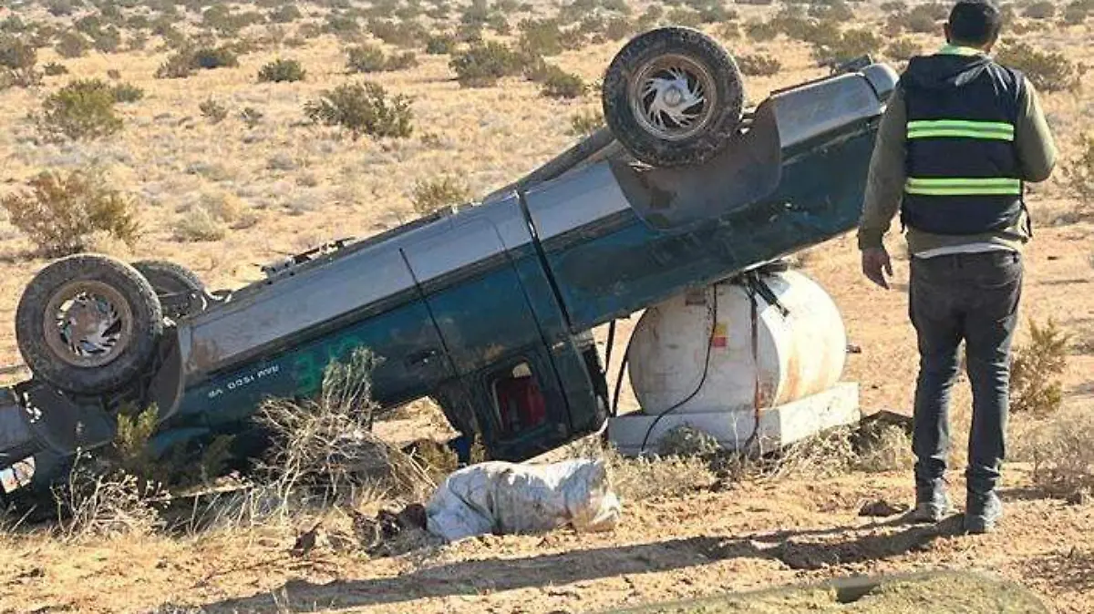 Solo leves lesiones sufrió el chofer del pick up de Comisión Federal de Electricidad que transportando diesel al Golfo de Santa Clara